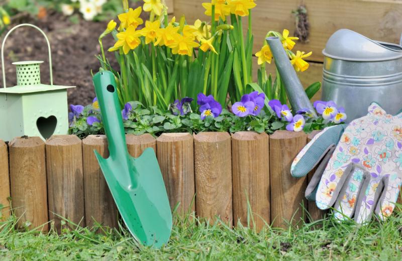 gardening-gloves-and-trowel