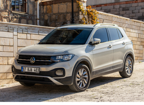 volkswagen tiguan parked on street