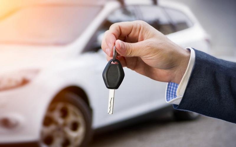 man-holding-key-to-courtesy-car